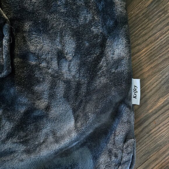 KRIFEY Gray Crushed Velvet & Fleece Blanket Hoodie NWOT ONE SIZE - Picture 5 of 6